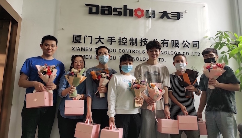 Dashou 従業員の誕生日パーティーを毎月開催

